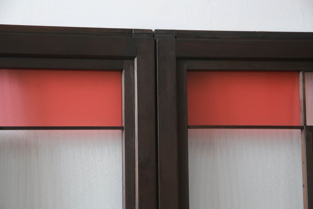 ガラス戸のデザインを変えリメイク!上段・中段は格子パネルをはめ込み。上段はカラー・モール調・すりガラス調のフィルムを張り付け。下段は和紙フィルム仕様に加工し、木部をこげ茶色に着色仕上げ。