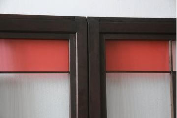 ガラス戸のデザインを変えリメイク!上段・中段は格子パネルをはめ込み。上段はカラー・モール調・すりガラス調のフィルムを張り付け。下段は和紙フィルム仕様に加工し、木部をこげ茶色に着色仕上げ。