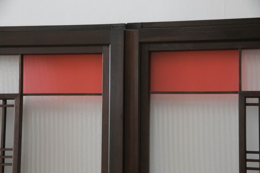 ガラス戸のデザインを変えリメイク!上段・中段は格子パネルをはめ込み。上段はカラー・モール調・すりガラス調のフィルムを張り付け。下段は和紙フィルム仕様に加工し、木部をこげ茶色に着色仕上げ。