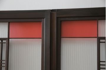 ガラス戸のデザインを変えリメイク!上段・中段は格子パネルをはめ込み。上段はカラー・モール調・すりガラス調のフィルムを張り付け。下段は和紙フィルム仕様に加工し、木部をこげ茶色に着色仕上げ。