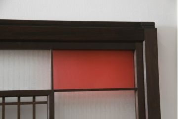 ガラス戸のデザインを変えリメイク!上段・中段は格子パネルをはめ込み。上段はカラー・モール調・すりガラス調のフィルムを張り付け。下段は和紙フィルム仕様に加工し、木部をこげ茶色に着色仕上げ。