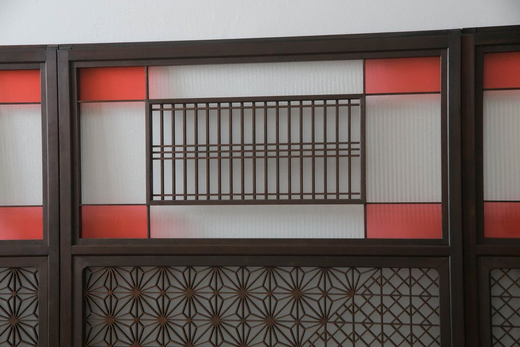 ガラス戸のデザインを変えリメイク!上段・中段は格子パネルをはめ込み。上段はカラー・モール調・すりガラス調のフィルムを張り付け。下段は和紙フィルム仕様に加工し、木部をこげ茶色に着色仕上げ。