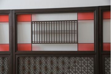 ガラス戸のデザインを変えリメイク!上段・中段は格子パネルをはめ込み。上段はカラー・モール調・すりガラス調のフィルムを張り付け。下段は和紙フィルム仕様に加工し、木部をこげ茶色に着色仕上げ。