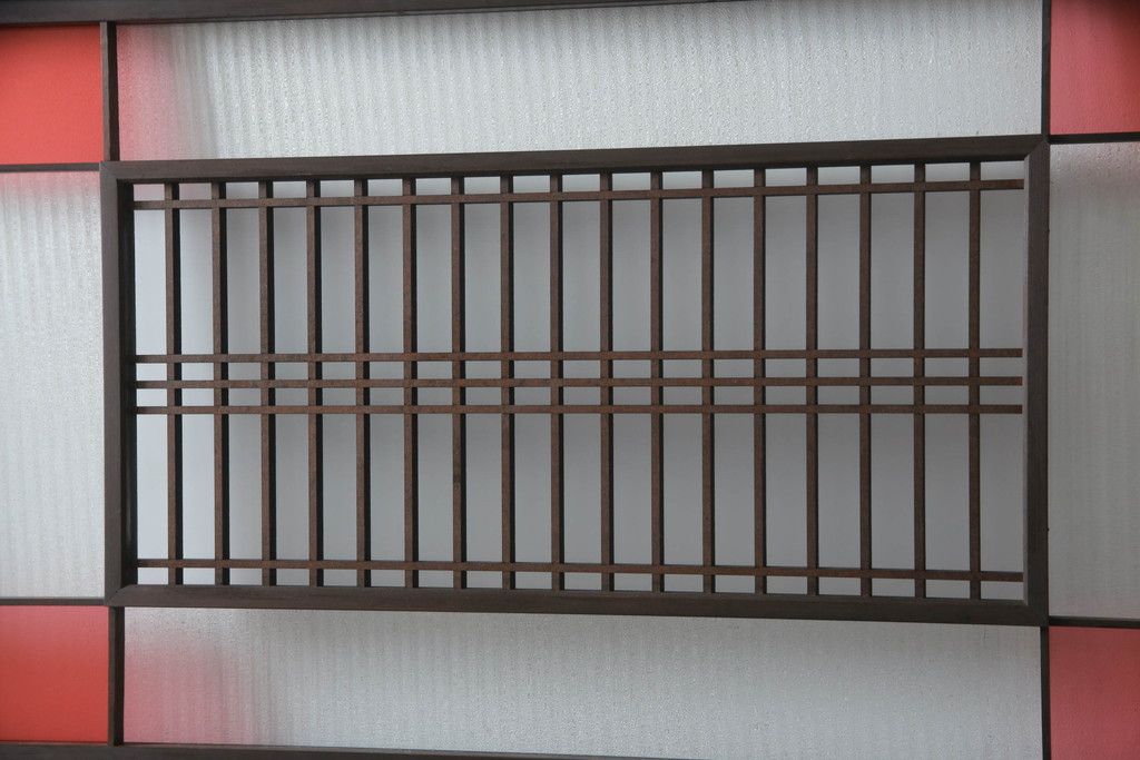 ガラス戸のデザインを変えリメイク!上段・中段は格子パネルをはめ込み。上段はカラー・モール調・すりガラス調のフィルムを張り付け。下段は和紙フィルム仕様に加工し、木部をこげ茶色に着色仕上げ。