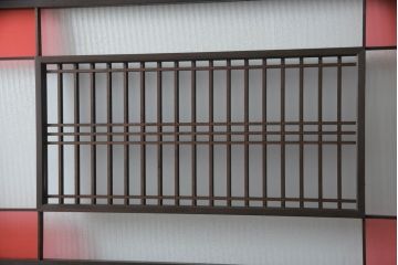 ガラス戸のデザインを変えリメイク!上段・中段は格子パネルをはめ込み。上段はカラー・モール調・すりガラス調のフィルムを張り付け。下段は和紙フィルム仕様に加工し、木部をこげ茶色に着色仕上げ。