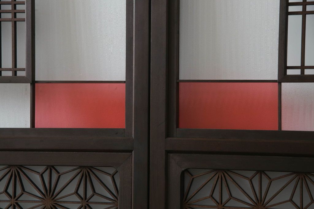 ガラス戸のデザインを変えリメイク!上段・中段は格子パネルをはめ込み。上段はカラー・モール調・すりガラス調のフィルムを張り付け。下段は和紙フィルム仕様に加工し、木部をこげ茶色に着色仕上げ。