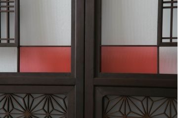 ガラス戸のデザインを変えリメイク!上段・中段は格子パネルをはめ込み。上段はカラー・モール調・すりガラス調のフィルムを張り付け。下段は和紙フィルム仕様に加工し、木部をこげ茶色に着色仕上げ。