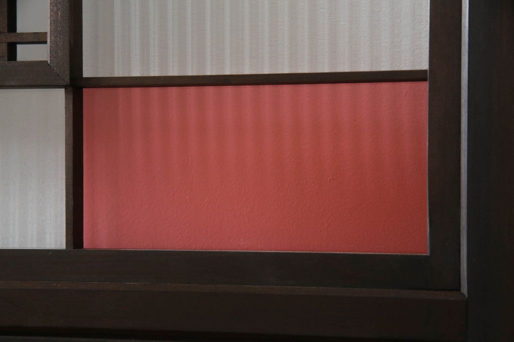 ガラス戸のデザインを変えリメイク!上段・中段は格子パネルをはめ込み。上段はカラー・モール調・すりガラス調のフィルムを張り付け。下段は和紙フィルム仕様に加工し、木部をこげ茶色に着色仕上げ。