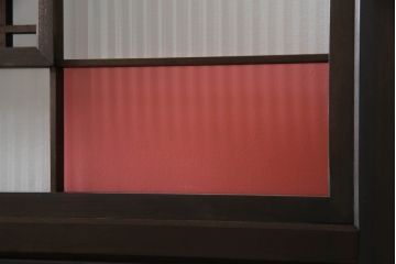 ガラス戸のデザインを変えリメイク!上段・中段は格子パネルをはめ込み。上段はカラー・モール調・すりガラス調のフィルムを張り付け。下段は和紙フィルム仕様に加工し、木部をこげ茶色に着色仕上げ。