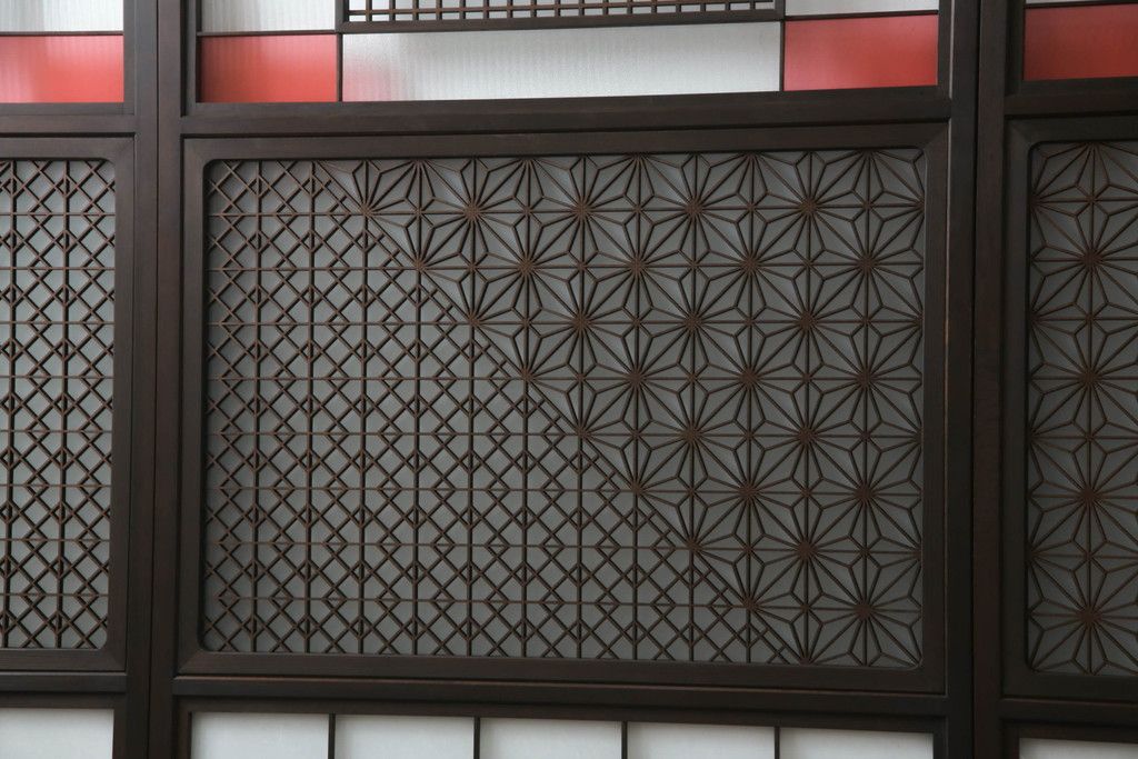 ガラス戸のデザインを変えリメイク!上段・中段は格子パネルをはめ込み。上段はカラー・モール調・すりガラス調のフィルムを張り付け。下段は和紙フィルム仕様に加工し、木部をこげ茶色に着色仕上げ。