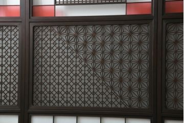 ガラス戸のデザインを変えリメイク!上段・中段は格子パネルをはめ込み。上段はカラー・モール調・すりガラス調のフィルムを張り付け。下段は和紙フィルム仕様に加工し、木部をこげ茶色に着色仕上げ。