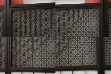 ガラス戸のデザインを変えリメイク!上段・中段は格子パネルをはめ込み。上段はカラー・モール調・すりガラス調のフィルムを張り付け。下段は和紙フィルム仕様に加工し、木部をこげ茶色に着色仕上げ。