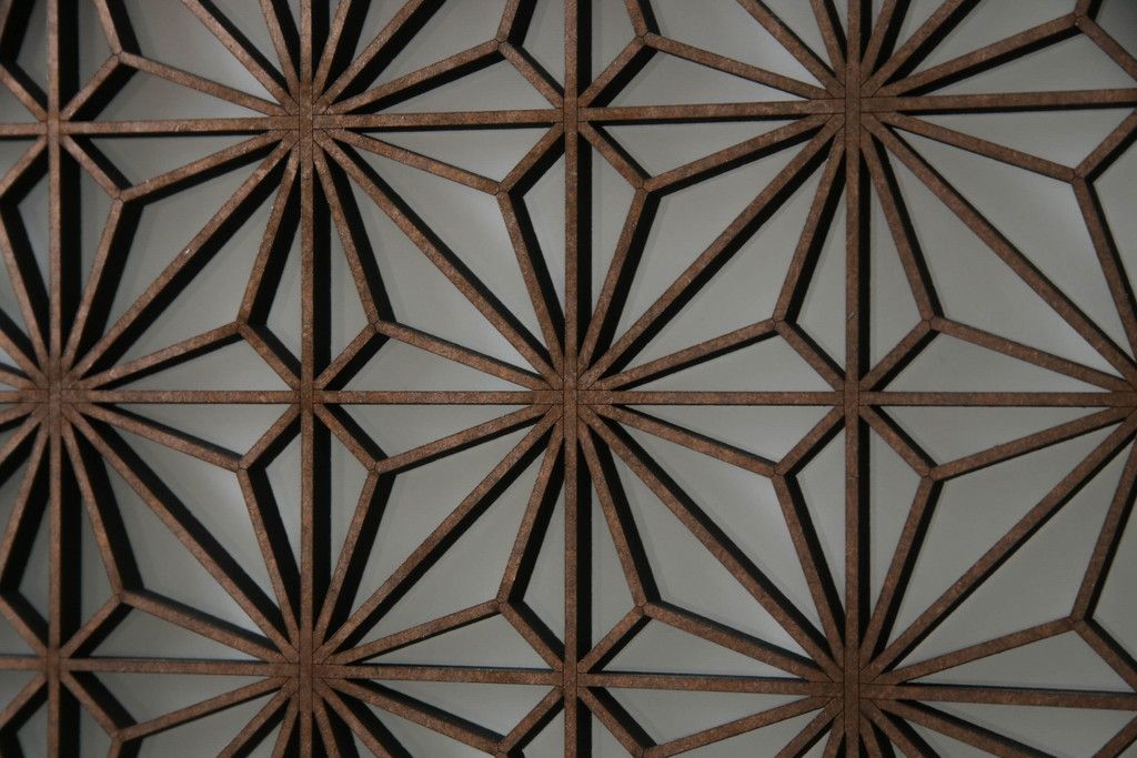 ガラス戸のデザインを変えリメイク!上段・中段は格子パネルをはめ込み。上段はカラー・モール調・すりガラス調のフィルムを張り付け。下段は和紙フィルム仕様に加工し、木部をこげ茶色に着色仕上げ。