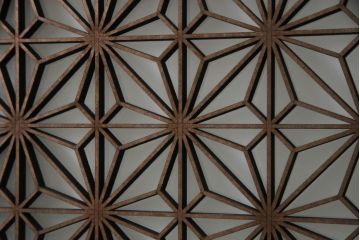 ガラス戸のデザインを変えリメイク!上段・中段は格子パネルをはめ込み。上段はカラー・モール調・すりガラス調のフィルムを張り付け。下段は和紙フィルム仕様に加工し、木部をこげ茶色に着色仕上げ。