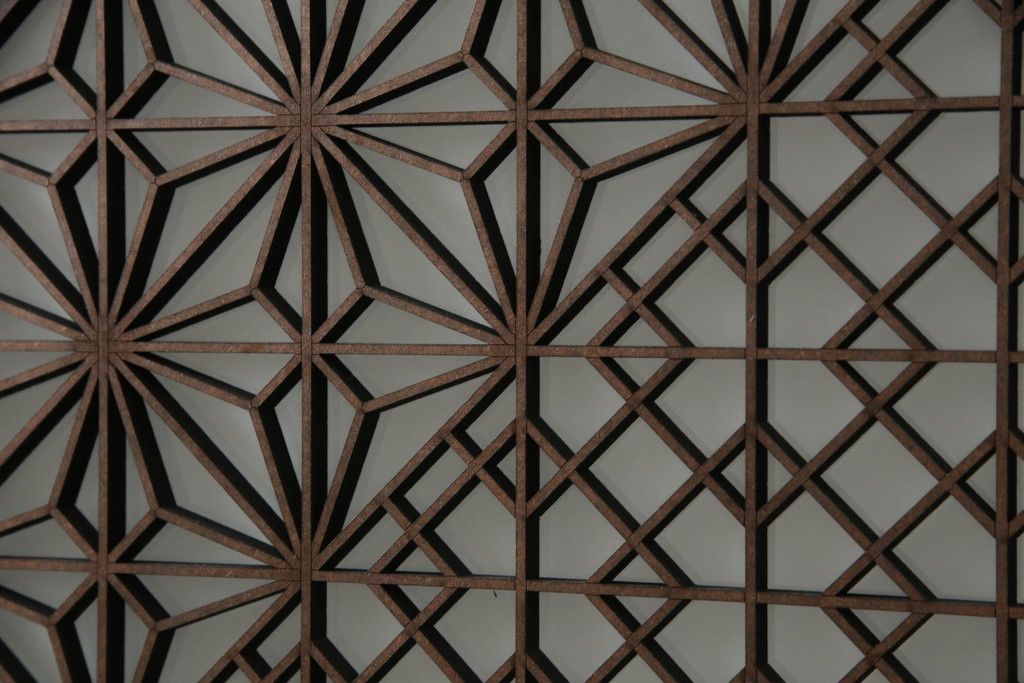 ガラス戸のデザインを変えリメイク!上段・中段は格子パネルをはめ込み。上段はカラー・モール調・すりガラス調のフィルムを張り付け。下段は和紙フィルム仕様に加工し、木部をこげ茶色に着色仕上げ。