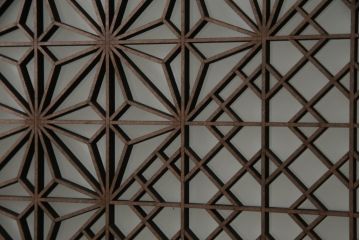 ガラス戸のデザインを変えリメイク!上段・中段は格子パネルをはめ込み。上段はカラー・モール調・すりガラス調のフィルムを張り付け。下段は和紙フィルム仕様に加工し、木部をこげ茶色に着色仕上げ。