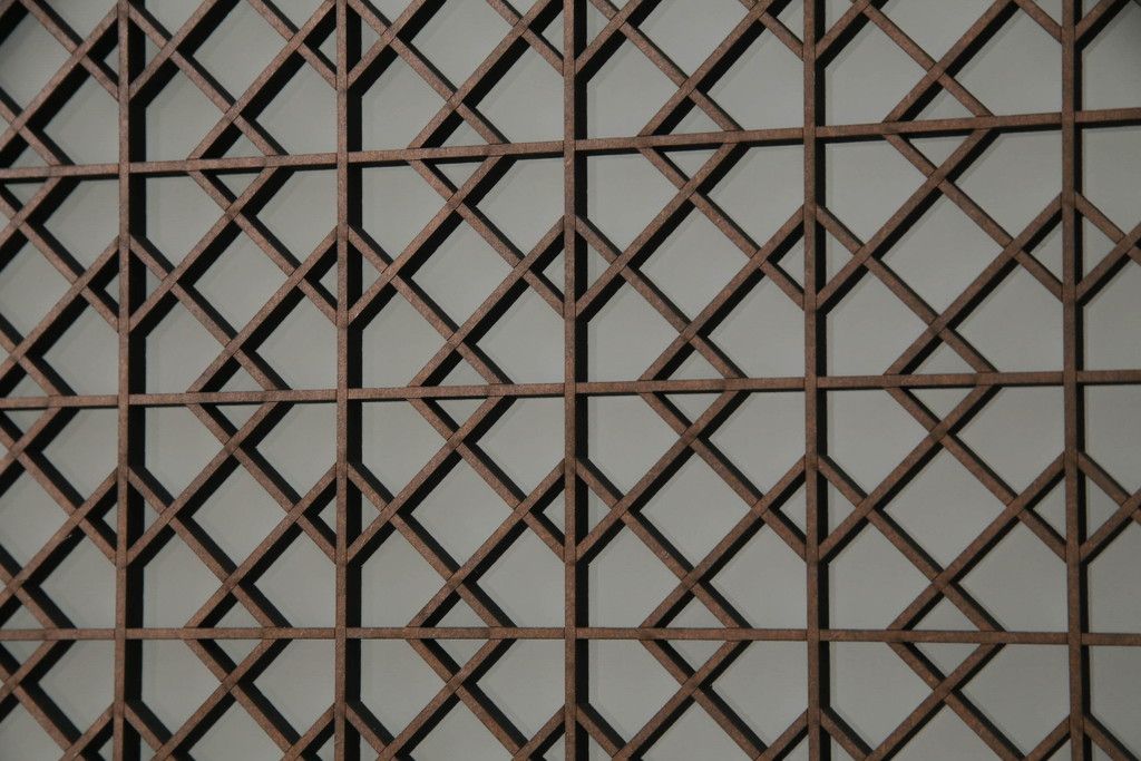 ガラス戸のデザインを変えリメイク!上段・中段は格子パネルをはめ込み。上段はカラー・モール調・すりガラス調のフィルムを張り付け。下段は和紙フィルム仕様に加工し、木部をこげ茶色に着色仕上げ。