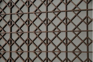 ガラス戸のデザインを変えリメイク!上段・中段は格子パネルをはめ込み。上段はカラー・モール調・すりガラス調のフィルムを張り付け。下段は和紙フィルム仕様に加工し、木部をこげ茶色に着色仕上げ。