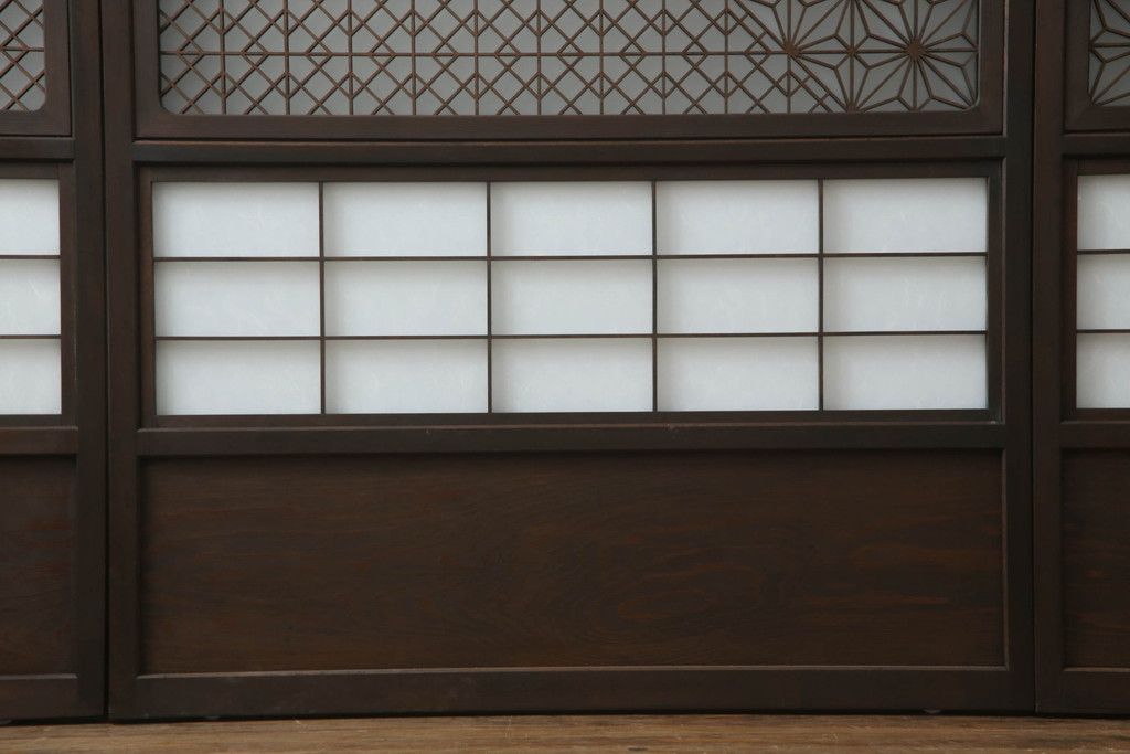 ガラス戸のデザインを変えリメイク!上段・中段は格子パネルをはめ込み。上段はカラー・モール調・すりガラス調のフィルムを張り付け。下段は和紙フィルム仕様に加工し、木部をこげ茶色に着色仕上げ。