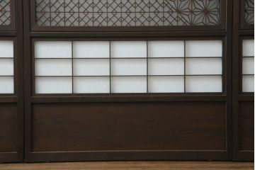 ガラス戸のデザインを変えリメイク!上段・中段は格子パネルをはめ込み。上段はカラー・モール調・すりガラス調のフィルムを張り付け。下段は和紙フィルム仕様に加工し、木部をこげ茶色に着色仕上げ。