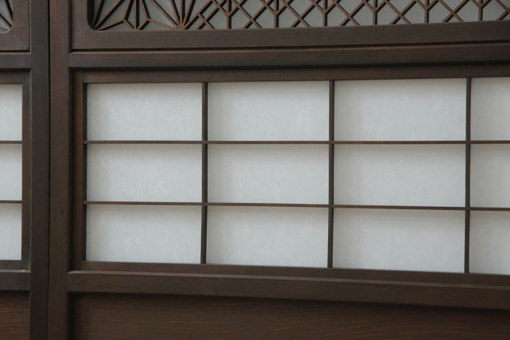 ガラス戸のデザインを変えリメイク!上段・中段は格子パネルをはめ込み。上段はカラー・モール調・すりガラス調のフィルムを張り付け。下段は和紙フィルム仕様に加工し、木部をこげ茶色に着色仕上げ。