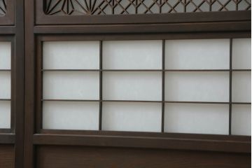 ガラス戸のデザインを変えリメイク!上段・中段は格子パネルをはめ込み。上段はカラー・モール調・すりガラス調のフィルムを張り付け。下段は和紙フィルム仕様に加工し、木部をこげ茶色に着色仕上げ。