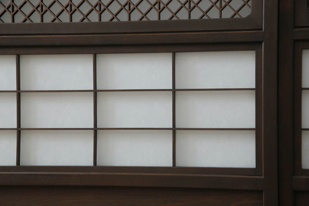 ガラス戸のデザインを変えリメイク!上段・中段は格子パネルをはめ込み。上段はカラー・モール調・すりガラス調のフィルムを張り付け。下段は和紙フィルム仕様に加工し、木部をこげ茶色に着色仕上げ。