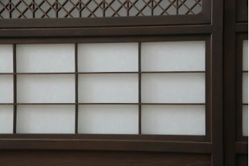 ガラス戸のデザインを変えリメイク!上段・中段は格子パネルをはめ込み。上段はカラー・モール調・すりガラス調のフィルムを張り付け。下段は和紙フィルム仕様に加工し、木部をこげ茶色に着色仕上げ。