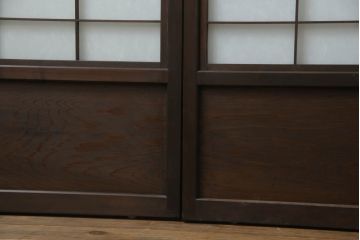 ガラス戸のデザインを変えリメイク!上段・中段は格子パネルをはめ込み。上段はカラー・モール調・すりガラス調のフィルムを張り付け。下段は和紙フィルム仕様に加工し、木部をこげ茶色に着色仕上げ。