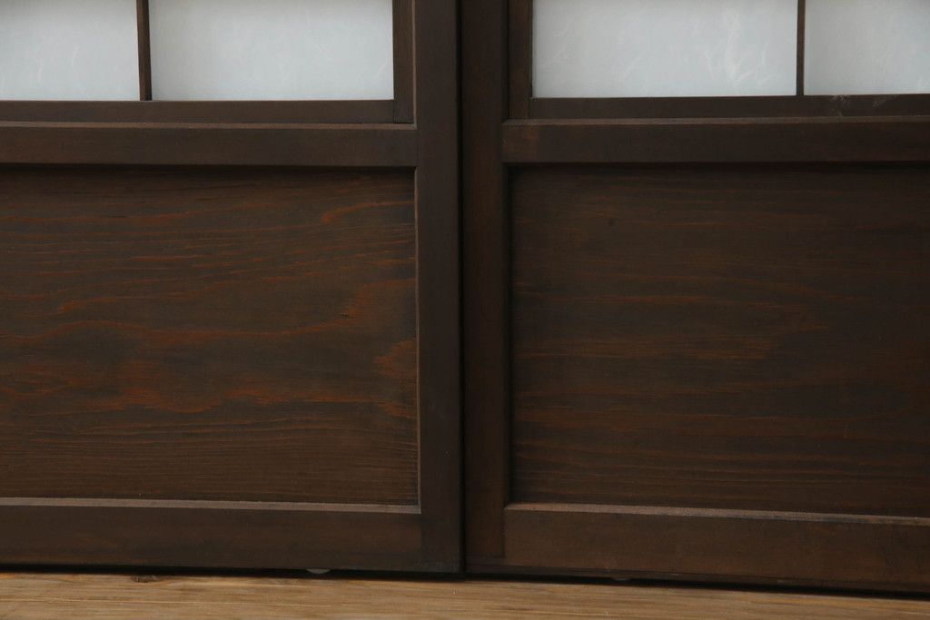 ガラス戸のデザインを変えリメイク!上段・中段は格子パネルをはめ込み。上段はカラー・モール調・すりガラス調のフィルムを張り付け。下段は和紙フィルム仕様に加工し、木部をこげ茶色に着色仕上げ。