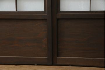 ガラス戸のデザインを変えリメイク!上段・中段は格子パネルをはめ込み。上段はカラー・モール調・すりガラス調のフィルムを張り付け。下段は和紙フィルム仕様に加工し、木部をこげ茶色に着色仕上げ。