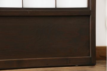 ガラス戸のデザインを変えリメイク!上段・中段は格子パネルをはめ込み。上段はカラー・モール調・すりガラス調のフィルムを張り付け。下段は和紙フィルム仕様に加工し、木部をこげ茶色に着色仕上げ。