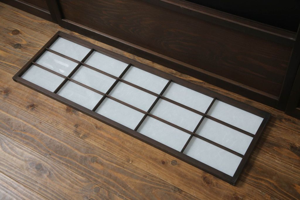 ガラス戸のデザインを変えリメイク!上段・中段は格子パネルをはめ込み。上段はカラー・モール調・すりガラス調のフィルムを張り付け。下段は和紙フィルム仕様に加工し、木部をこげ茶色に着色仕上げ。