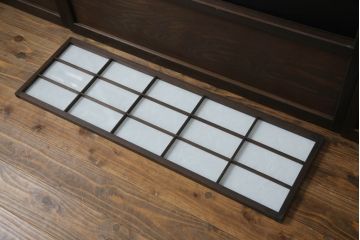 ガラス戸のデザインを変えリメイク!上段・中段は格子パネルをはめ込み。上段はカラー・モール調・すりガラス調のフィルムを張り付け。下段は和紙フィルム仕様に加工し、木部をこげ茶色に着色仕上げ。