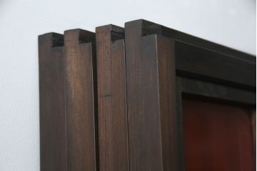 ガラス戸のデザインを変えリメイク!上段・中段は格子パネルをはめ込み。上段はカラー・モール調・すりガラス調のフィルムを張り付け。下段は和紙フィルム仕様に加工し、木部をこげ茶色に着色仕上げ。