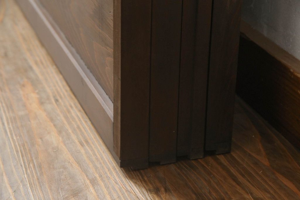 ガラス戸のデザインを変えリメイク!上段・中段は格子パネルをはめ込み。上段はカラー・モール調・すりガラス調のフィルムを張り付け。下段は和紙フィルム仕様に加工し、木部をこげ茶色に着色仕上げ。