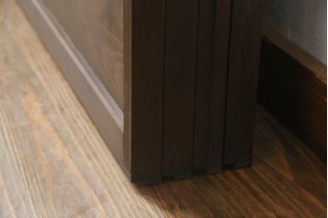 ガラス戸のデザインを変えリメイク!上段・中段は格子パネルをはめ込み。上段はカラー・モール調・すりガラス調のフィルムを張り付け。下段は和紙フィルム仕様に加工し、木部をこげ茶色に着色仕上げ。