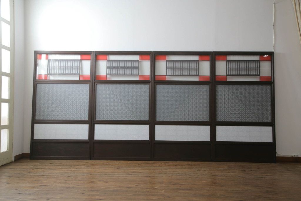 ガラス戸のデザインを変えリメイク!上段・中段は格子パネルをはめ込み。上段はカラー・モール調・すりガラス調のフィルムを張り付け。下段は和紙フィルム仕様に加工し、木部をこげ茶色に着色仕上げ。