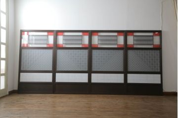 ガラス戸のデザインを変えリメイク!上段・中段は格子パネルをはめ込み。上段はカラー・モール調・すりガラス調のフィルムを張り付け。下段は和紙フィルム仕様に加工し、木部をこげ茶色に着色仕上げ。