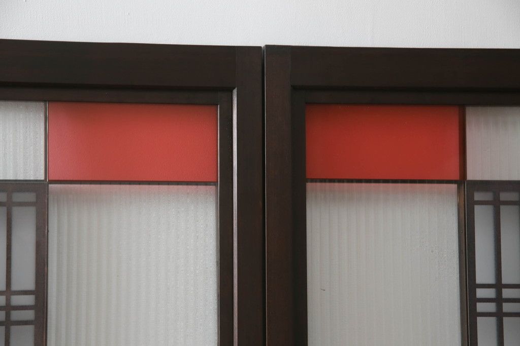 ガラス戸のデザインを変えリメイク!上段・中段は格子パネルをはめ込み。上段はカラー・モール調・すりガラス調のフィルムを張り付け。下段は和紙フィルム仕様に加工し、木部をこげ茶色に着色仕上げ。