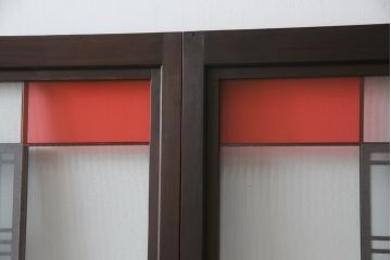 ガラス戸のデザインを変えリメイク!上段・中段は格子パネルをはめ込み。上段はカラー・モール調・すりガラス調のフィルムを張り付け。下段は和紙フィルム仕様に加工し、木部をこげ茶色に着色仕上げ。