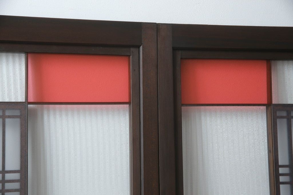 ガラス戸のデザインを変えリメイク!上段・中段は格子パネルをはめ込み。上段はカラー・モール調・すりガラス調のフィルムを張り付け。下段は和紙フィルム仕様に加工し、木部をこげ茶色に着色仕上げ。