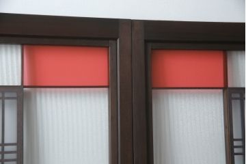 ガラス戸のデザインを変えリメイク!上段・中段は格子パネルをはめ込み。上段はカラー・モール調・すりガラス調のフィルムを張り付け。下段は和紙フィルム仕様に加工し、木部をこげ茶色に着色仕上げ。