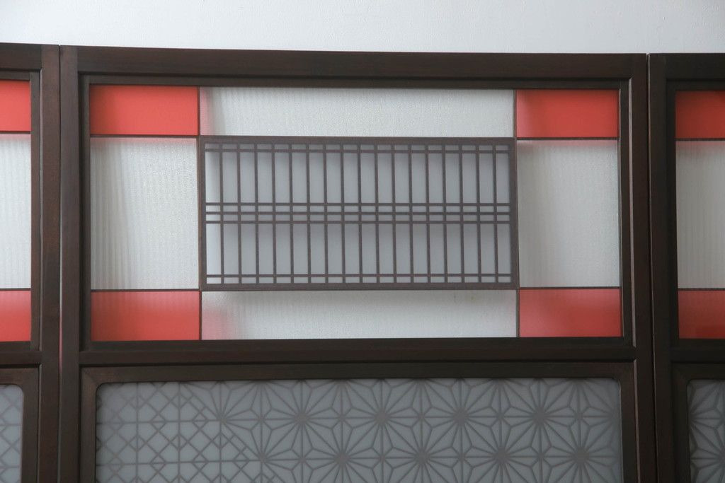 ガラス戸のデザインを変えリメイク!上段・中段は格子パネルをはめ込み。上段はカラー・モール調・すりガラス調のフィルムを張り付け。下段は和紙フィルム仕様に加工し、木部をこげ茶色に着色仕上げ。