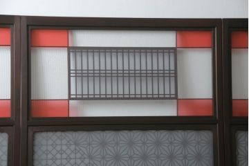 ガラス戸のデザインを変えリメイク!上段・中段は格子パネルをはめ込み。上段はカラー・モール調・すりガラス調のフィルムを張り付け。下段は和紙フィルム仕様に加工し、木部をこげ茶色に着色仕上げ。