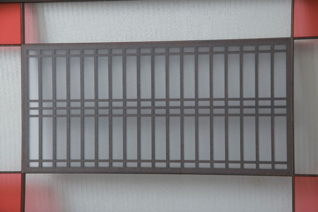 ガラス戸のデザインを変えリメイク!上段・中段は格子パネルをはめ込み。上段はカラー・モール調・すりガラス調のフィルムを張り付け。下段は和紙フィルム仕様に加工し、木部をこげ茶色に着色仕上げ。