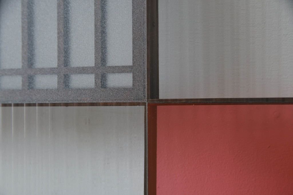 ガラス戸のデザインを変えリメイク!上段・中段は格子パネルをはめ込み。上段はカラー・モール調・すりガラス調のフィルムを張り付け。下段は和紙フィルム仕様に加工し、木部をこげ茶色に着色仕上げ。