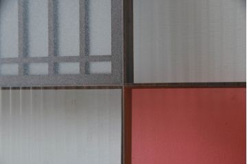 ガラス戸のデザインを変えリメイク!上段・中段は格子パネルをはめ込み。上段はカラー・モール調・すりガラス調のフィルムを張り付け。下段は和紙フィルム仕様に加工し、木部をこげ茶色に着色仕上げ。