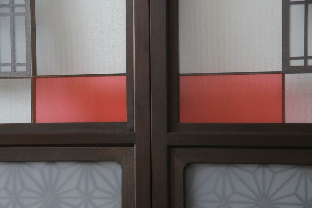 ガラス戸のデザインを変えリメイク!上段・中段は格子パネルをはめ込み。上段はカラー・モール調・すりガラス調のフィルムを張り付け。下段は和紙フィルム仕様に加工し、木部をこげ茶色に着色仕上げ。