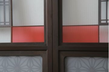 ガラス戸のデザインを変えリメイク!上段・中段は格子パネルをはめ込み。上段はカラー・モール調・すりガラス調のフィルムを張り付け。下段は和紙フィルム仕様に加工し、木部をこげ茶色に着色仕上げ。